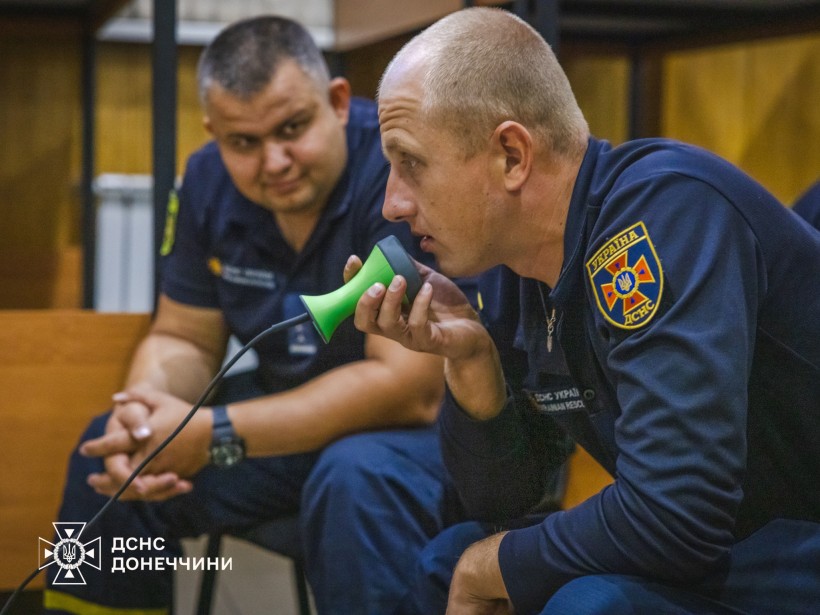 Рятувальники відпрацьовують навички акустичного пошуку за допомогою пристрою Vibraphone ASB 10 з ультрачутливими датчиками, який дозволяє точно визначати місцеперебування постраждалих.
