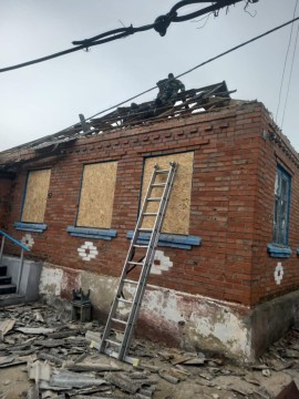 Зруйнована покрівля будинку після ворожої атаки