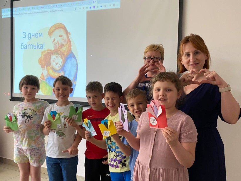 У центрі підтримки переселенців «ЯМаріуполь» (м. Одеса) діти створили вітальні листівки з побажаннями та щирими словами вдячності батькам.