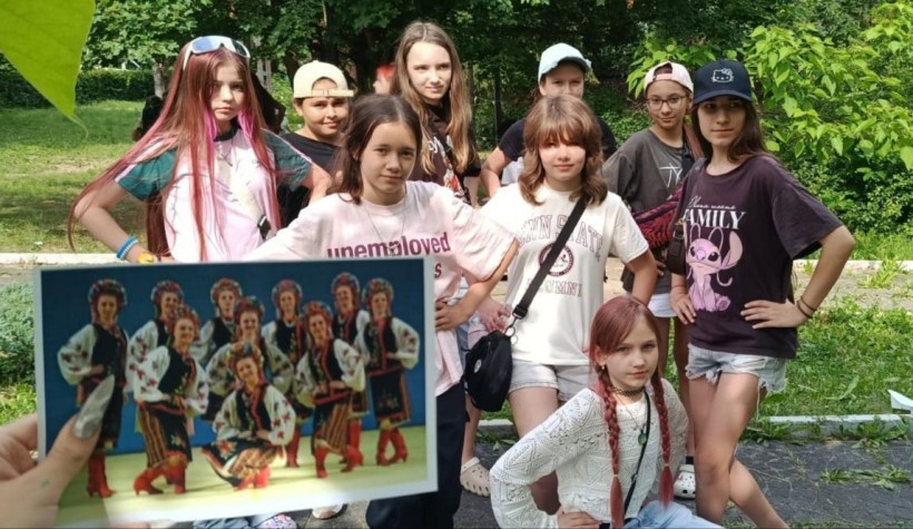 Діти відтворюють позу по фото танцівниць