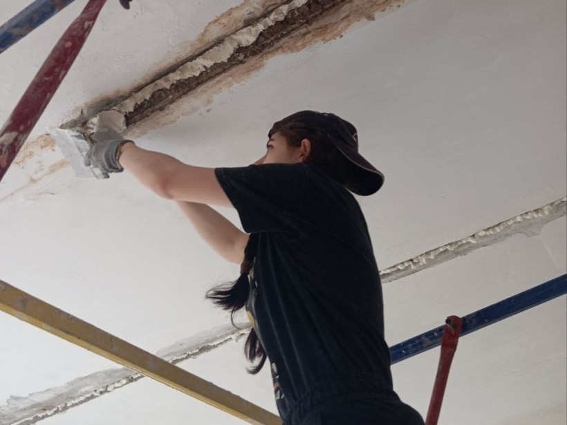 Майбутні маляри-штукатури, здобувачі освіти Лиманського професійно-технічного училища, під час виробничої практики