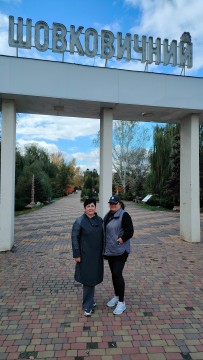 Наталія Адамова та співробітники КН "Благоустрій" в парку Шовковичний