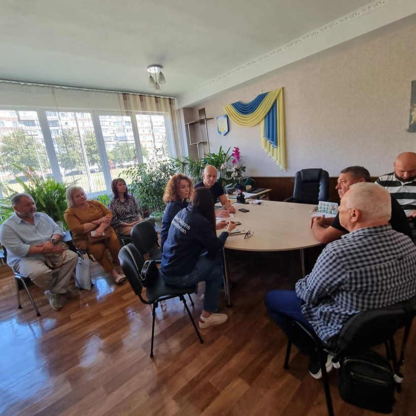 Вадим Філашкін спілкується з волонтерами та співробітниками хабу