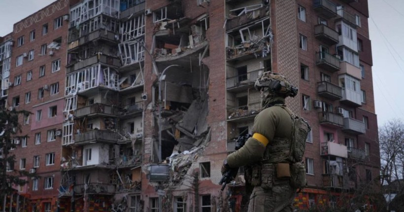 Військовий у зруйнованому окупантами Покровську