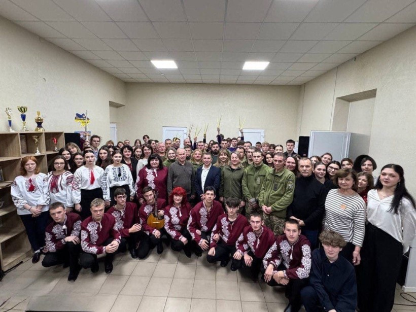 Спільне фото юних артистів та їх викладачів з військовими