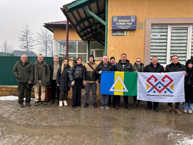 Представники Ясінянської громади та представники Часовоярської МВА тримають прапори громад.