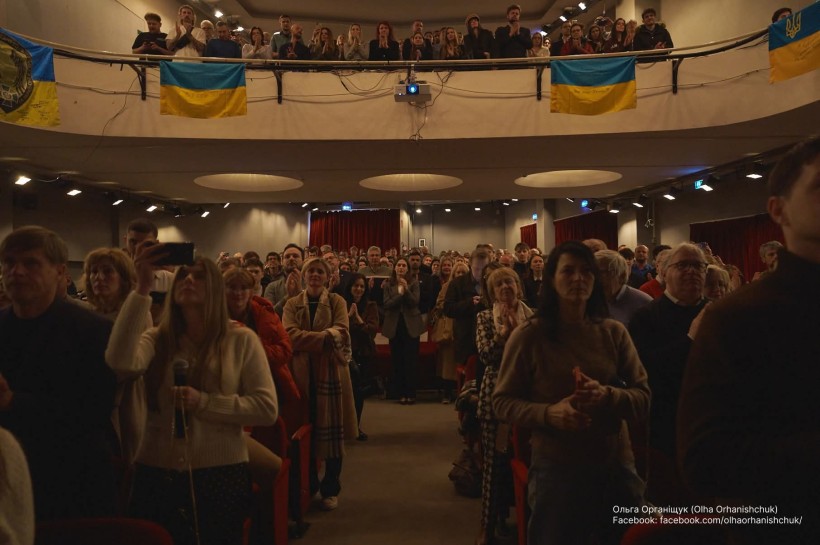 Глядачі зустрічають оваціями акторів драмтеатру