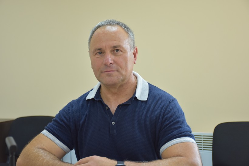 Володимир Мицик на робочій нараді. Сидить за столом.