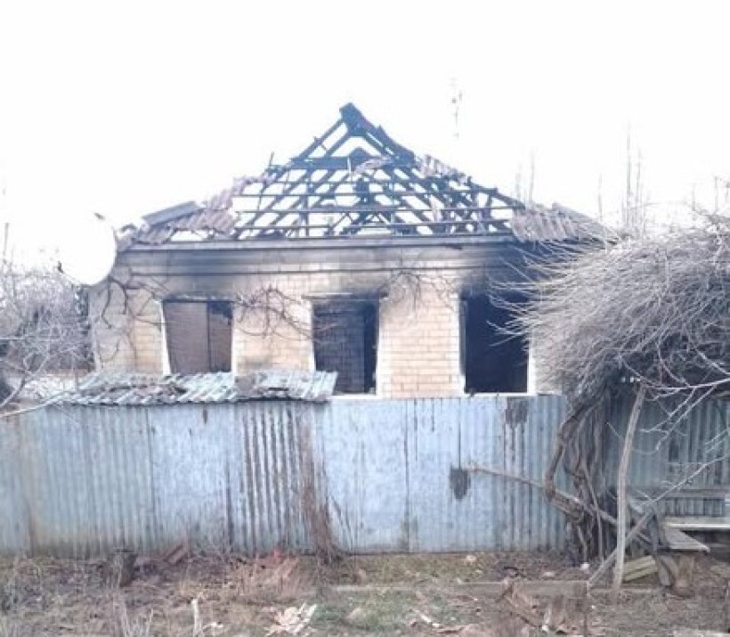 Зруйнований та обгорілий будинок після ворожого обстрілу
