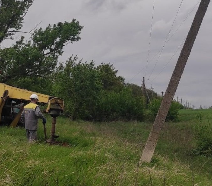 Пошкоджену електроопору ремонтують співробітники ДТЕК