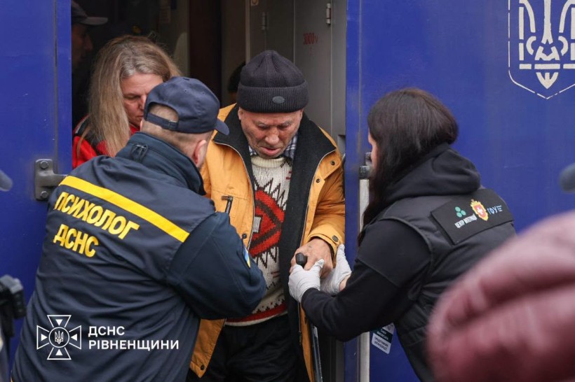 Рятувальники зустрічають евакуйованих людей з потяга
