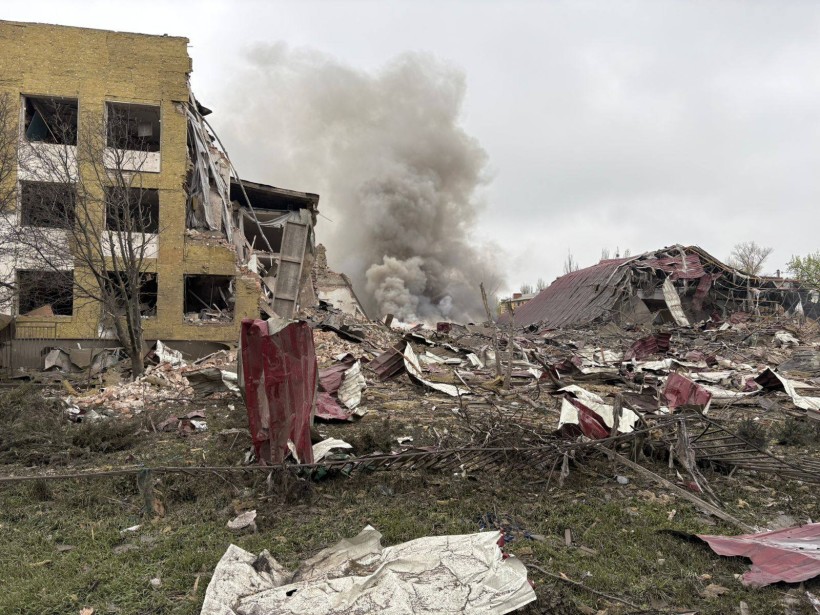 Зруйновані будинки та об'єкти інфраструктури після ворожого обстрілу