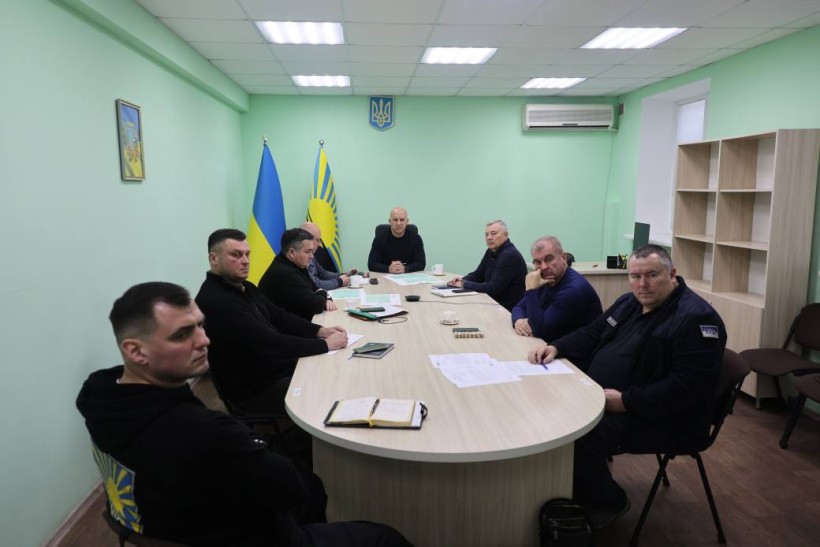 Вадим Філашкін та учасники наради сидять за столом