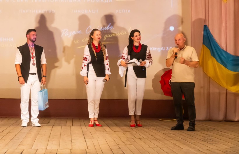 Вокальний ансамбль Черкаської громади виступає для освітян Помічнянської громади