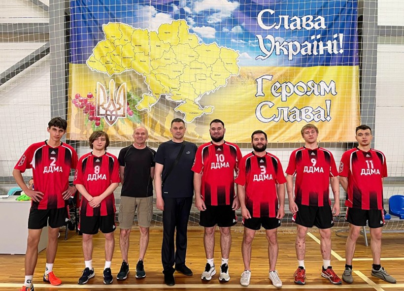 Команда Донбаської державної машинобудівної академії з футзалу на фоні банеру «Слава Україні! Героям Слава!»