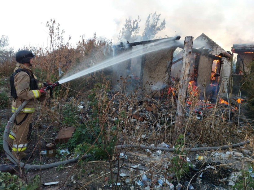 Пожежник гасить полум'я в зруйнованій будівлі