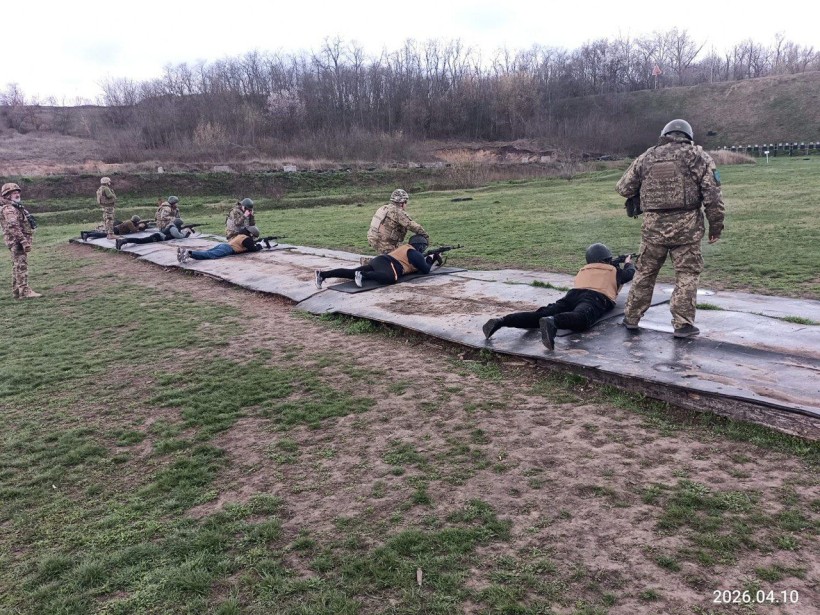 У польових умовах учасники відпрацьовують тактичні дії, пересування, взаємодію в групах, організацію спостереження та алгоритми реагування на умовні загрози.