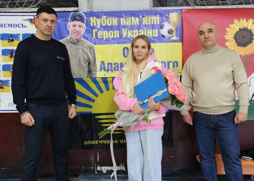 Начальник Великоновосілківської селищної військової адміністрації Сергій Кравченко разом зі своїм заступником Євгеном Кіруцаком та дружиною полеглого Героя Ганною Адамовською