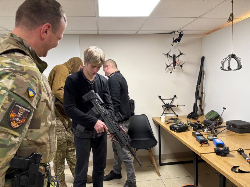 Військові показують студентам сучасне озброєння й обладнання під час тренінгу у Дніпрі.