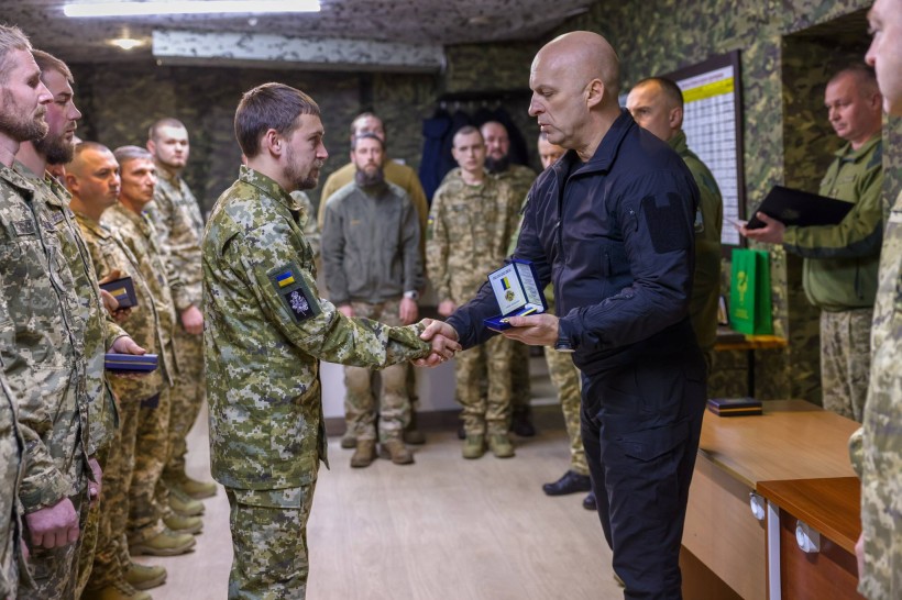 Вадим Філашкін нагороджує прикордонника