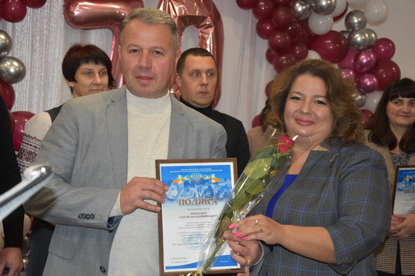 Урочисте святкування 70-річчя державного навчального закладу «Бахмутський центр професійно-технічної освіти». Атмосфера на фото урочиста і дружня. Присутні голова громада, педагогічні працівники та інші посадові особи.