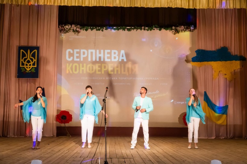 Вокальний ансамбль Черкаської громади виступає для освітян Помічнянської громади