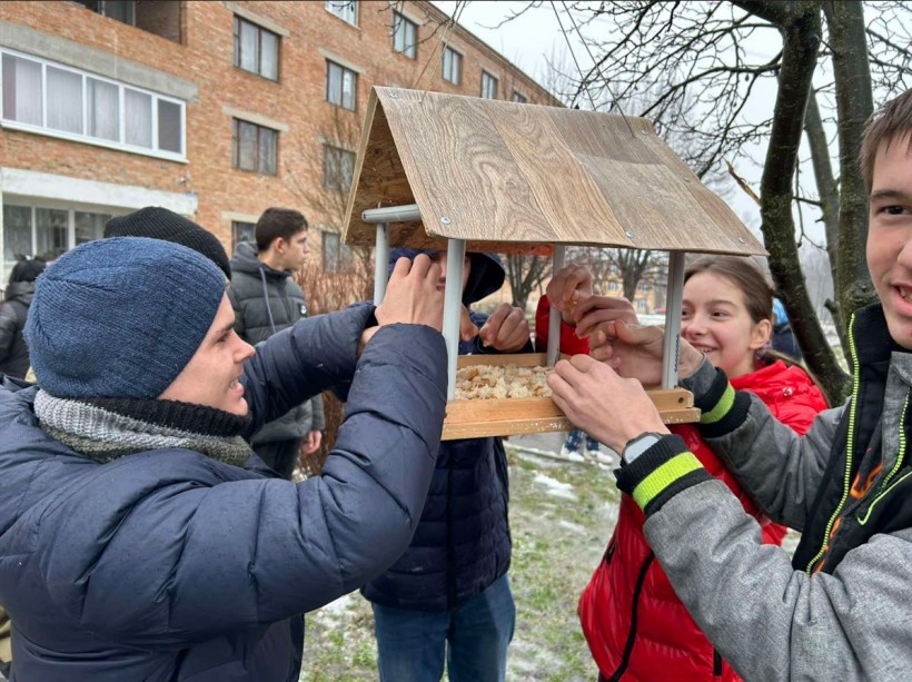 Учні Торецького професійного ліцею проходять психосоціальне розвантаження, майструючи годівнички для птахів