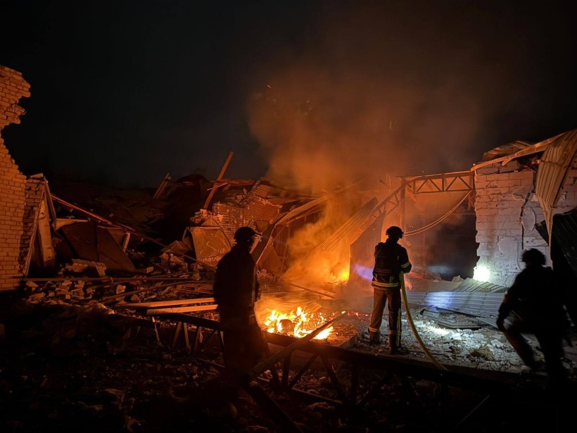 Рятувальники гасять пожежу після ворожого обстрілу