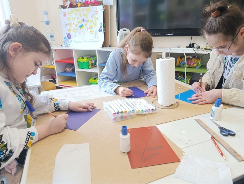 Вихованці Донецького обласного центру туризму та краєзнавства виготовляють подарунки для українських військових