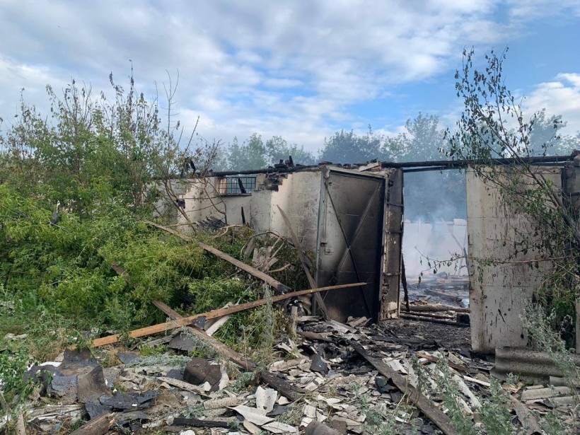 Пошкоджений бетонний паркан зі слідами пожежі після атаки росіян.