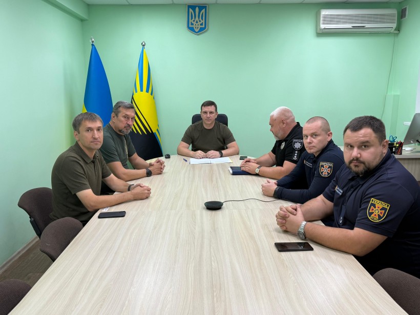 Нарада. За столом сидять представники силових структур та ДСНС. В голові стола заступник голови Донеччини Юрій Ключка та представники Покровської громади.