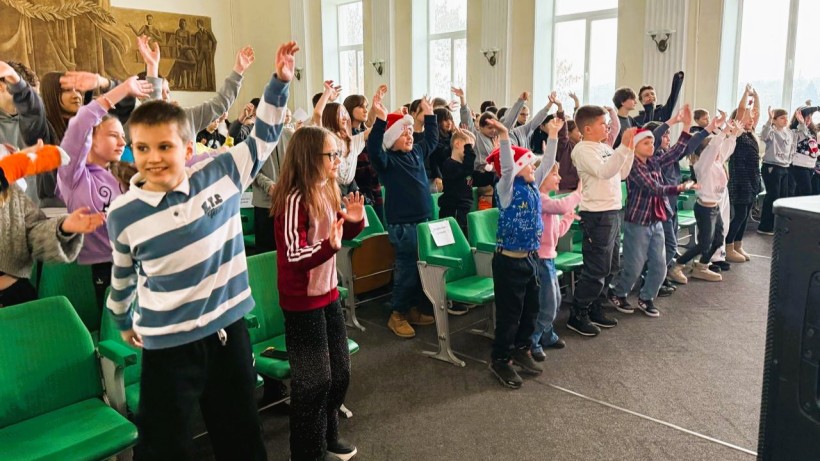 Юні глядачі не тільки дивляться виставу, а ще й грають з м’ячами та махають руками