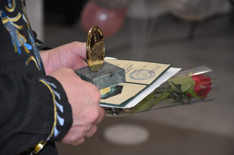 Урочисте святкування 70-річчя державного навчального закладу «Бахмутський центр професійно-технічної освіти». Атмосфера на фото урочиста і дружня. Присутні голова громада, педагогічні працівники та інші посадові особи.