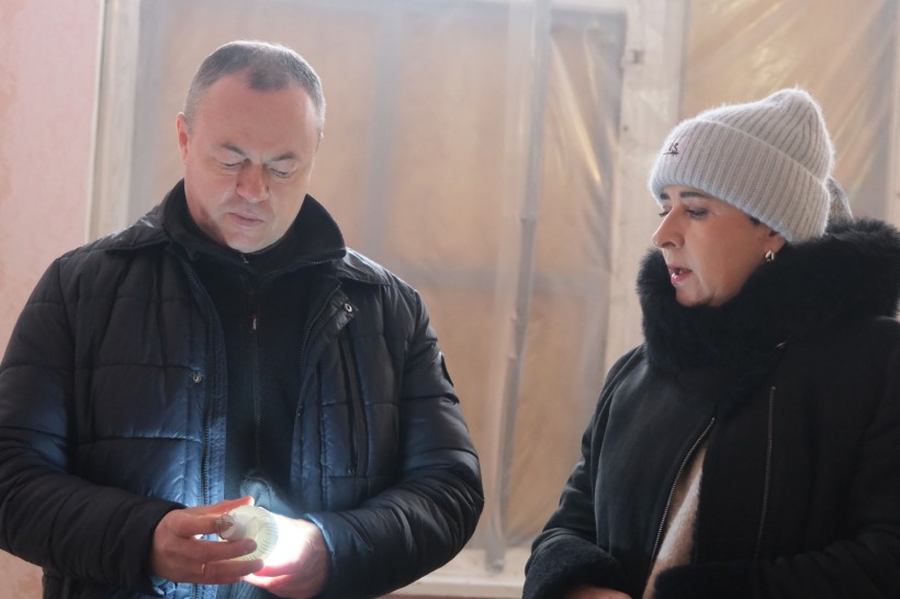 Ігор Бойко тримає лед лампу, для пунктів незламності.