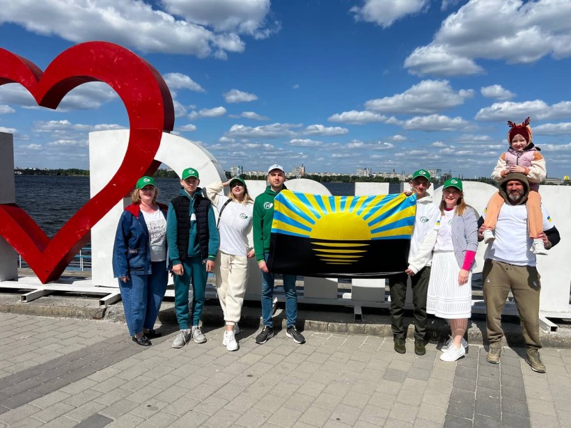 Спільне фото команди з прапором Донецької області на фоні річки та напису I love Dnipro під час інформаційної кампанії на вулицях Дніпра "Відходи сортуй - Землю рятуй!"