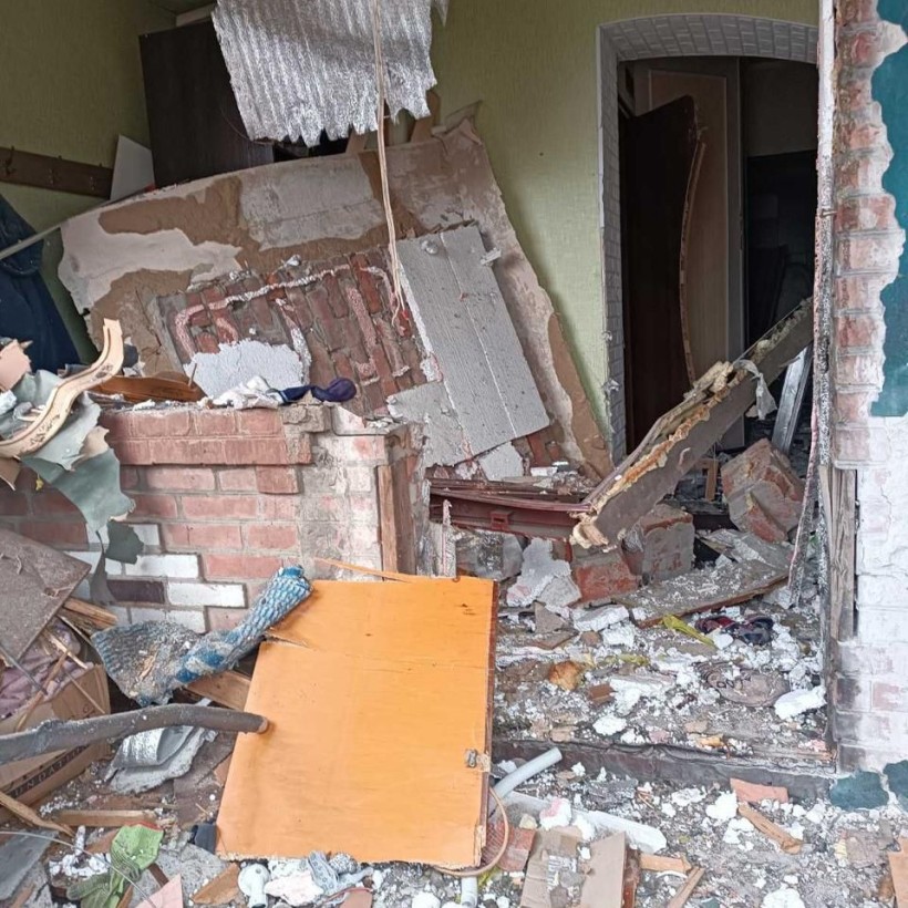 Зруйнований будинок післдя ворожого обстрілу