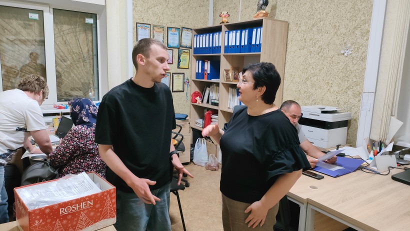 Наталія Адамова під час зустрічі з ветераном у Святогірську