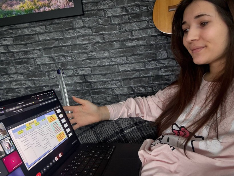 Учасниця заходу уважно слухає онлайн-діалог