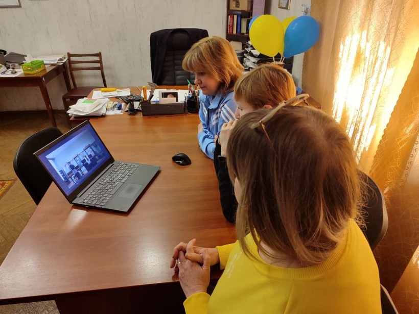 Група людей бере участь у онлайн-заході
