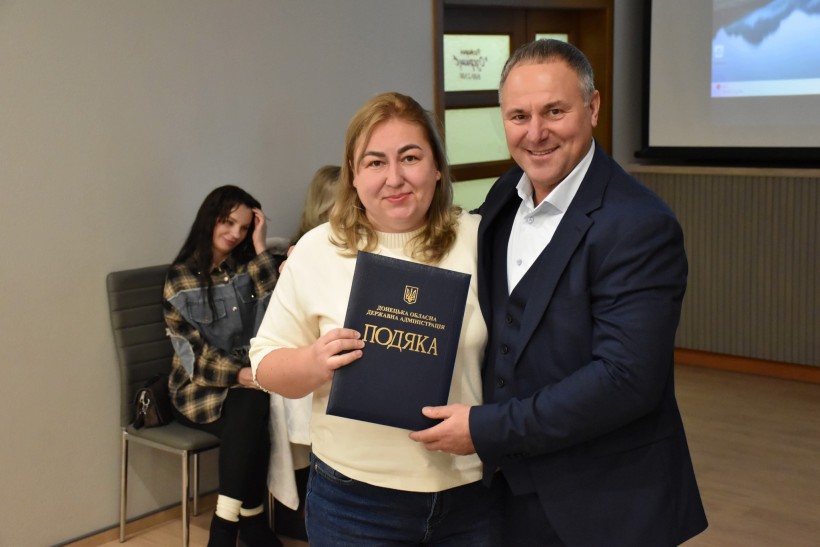 Володимир Мицик вручає Подяку