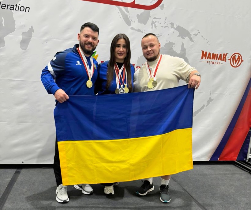 Чемпіони світу з жиму лежачи Костянтин Мусієнко, Вадим Роздорожній та срібна призерка змагань Аліна Нікогосян