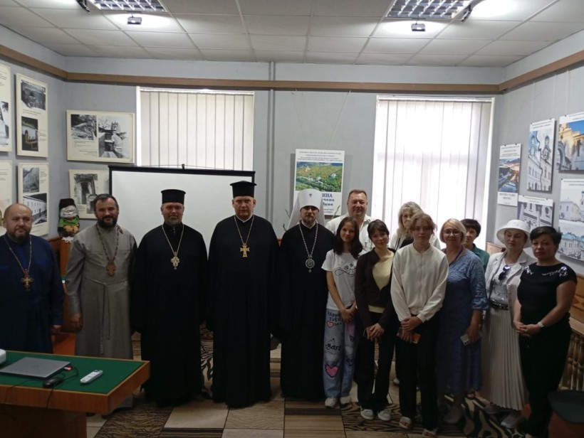 Учасники заходу разом з духовенством на спільному фото