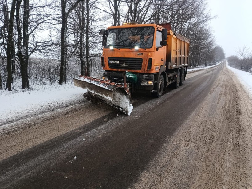 Комунальна техніка прибирає дороги Донеччини