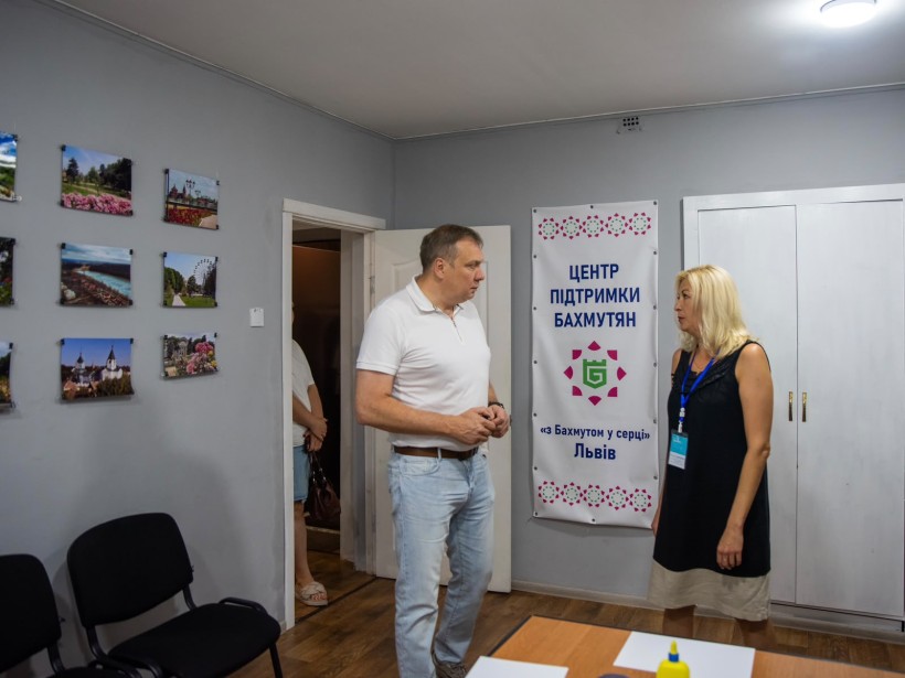 ⁠⁠Заступник голови Донецької ОДА Олександр Шевченко розмовляє з працівницею осередку «З Бахмутом у серці. Львів»