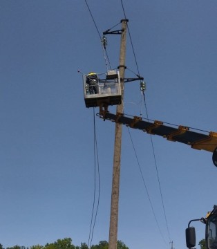 Співробітники ДТЕК ліквідують наслідки ворожої атаки по електромережам