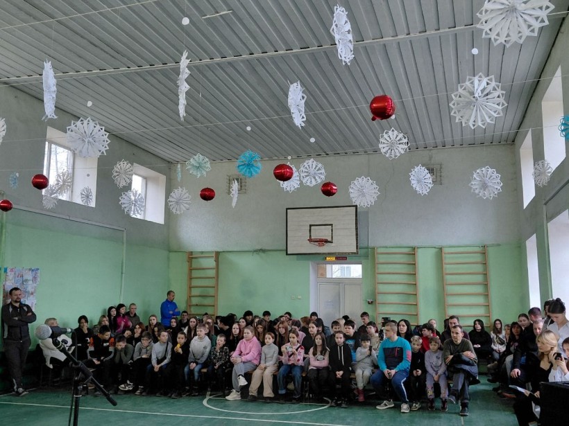 Діти з радістю слухають музичні виступи