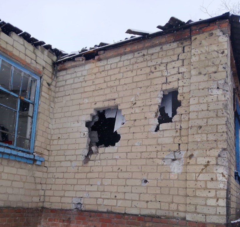 Діри в стіні після вородого обстрілу