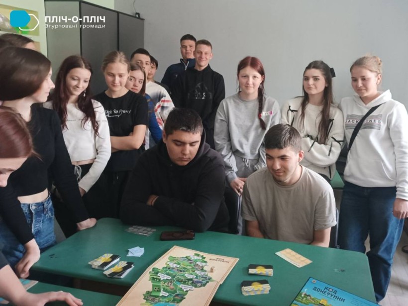 Молодь грає в гру "Код Донеччини"