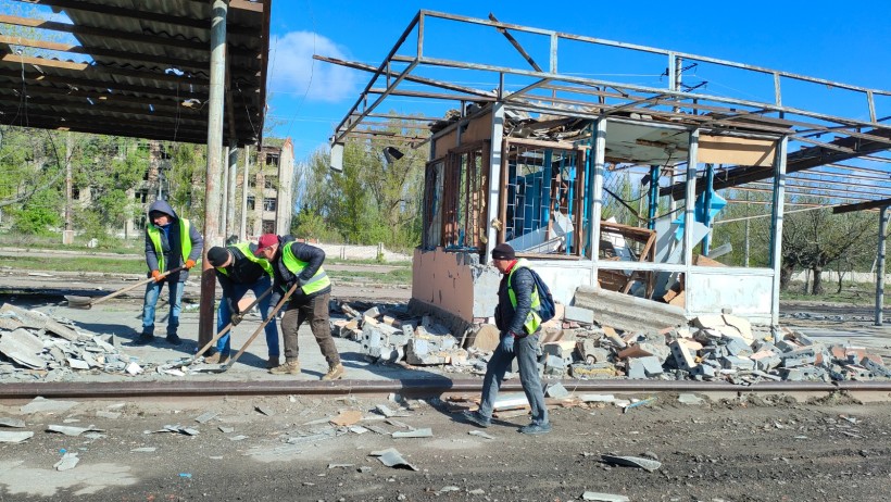 Добровольці допомагають прибирати наслідки ворожого обстрілу