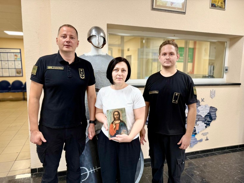 Співробітники митниці передають ікону співробітниці музею